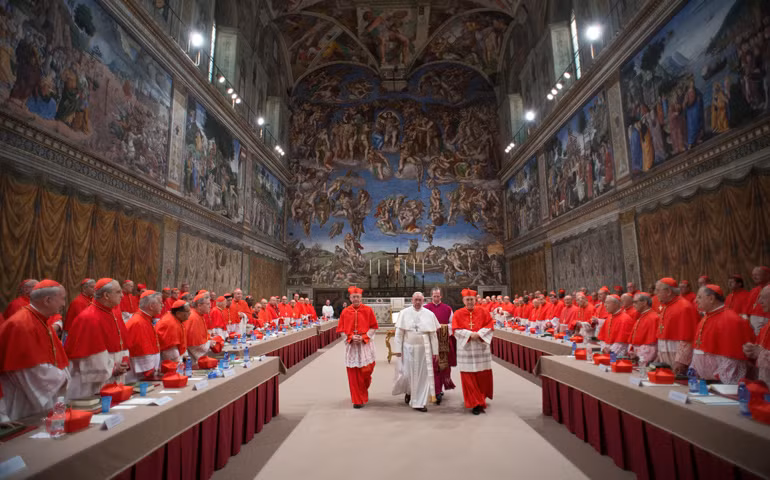 Giáo hoàng Francis rời Nhà nguyện Sistine sau khi được bầu làm giáo hoàng và ngay trước khi xuất hiện lần đầu tiên trên ban công trung tâm của Vương cung thánh đường Thánh Peter vào ngày 13/3/2013 tại Vatican. Ảnh: L'Osservatore Romano. Giáo hoàng Francis rời Nhà nguyện Sistine sau khi được bầu làm giáo hoàng và ngay trước khi xuất hiện lần đầu tiên trên ban công trung tâm của Vương cung thánh đường Thánh Peter vào ngày 13/3/2013 tại Vatican. Ảnh: L'Osservatore Romano.
