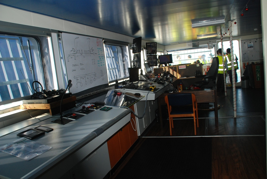 Phòng chỉ huy trên tàu với nhiều phương tiện kỹ thuật hiện đại