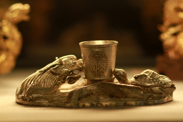 Rồng trang trí trên ống cắm bút