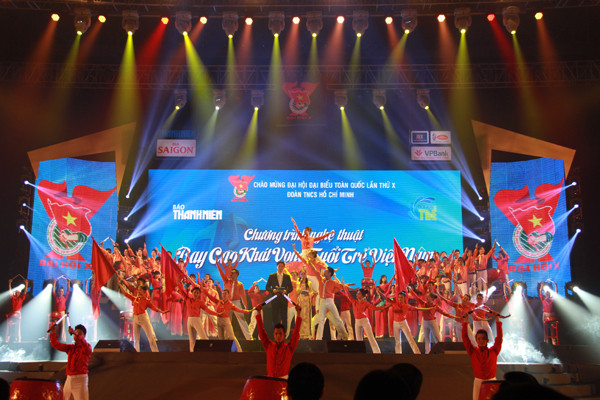 Tiết mục mở màn hoành tráng. Ảnh: Trường Phong