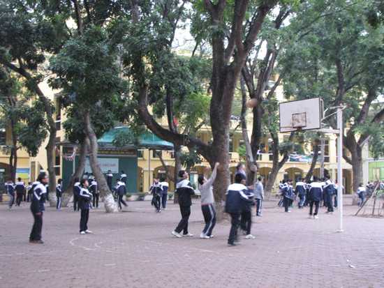 Một số bạn nam tranh thủ tập bóng rổ trước khi vào lớp. Giờ ra chơi giữa tiết 3 là lần cuối cùng trời còn đủ ánh sáng để chơi bóng. 