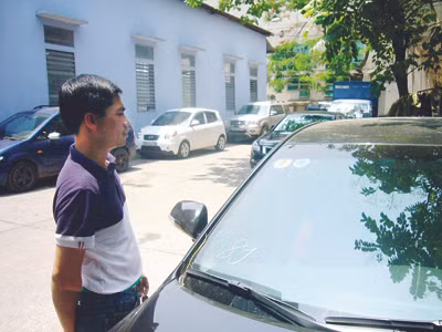 Một chiếc xe còn hạn đăng kiểm hơn 1 năm phải đăng kiểm lại. ảnh: Sỹ Lực