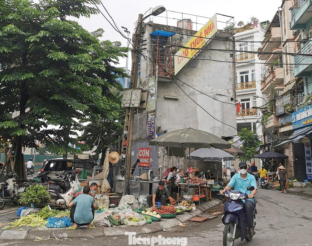 Buổi sáng nơi đây biến thành góc chợ tự phát.