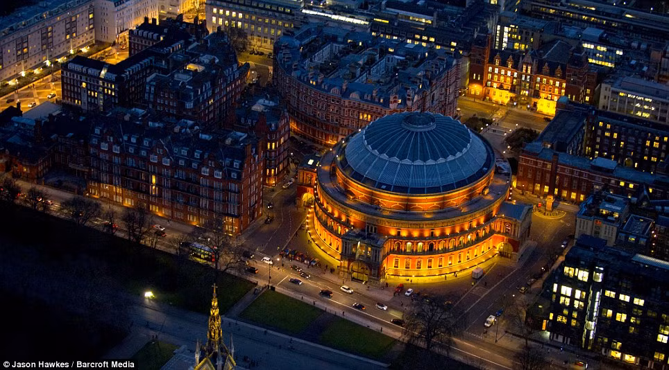 Nhà hát Hoàng gia Anh Albert – một trong những công trình kiến trúc đặc sắc của thủ đô London.