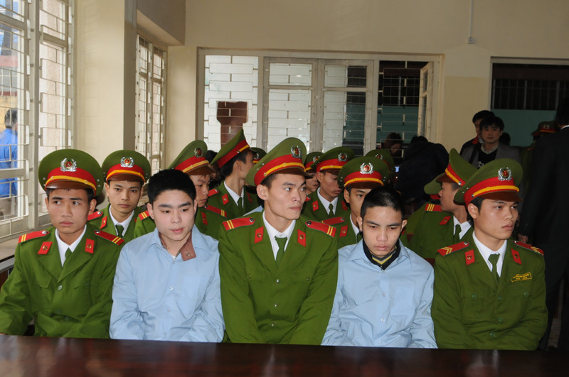 Luyện và hai bị cáo được hàng chục chiến sĩ công an bảo vệ xung quanh