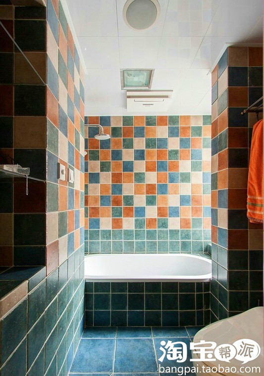 Phòng khách mang phong cách châu Âu với đèn chùm, thảm, ghế sofa Bộ Sofa không phải là đặc điểm khác biệt, mà điểm nhấn ở đây là bức tường với những hình ảnh của gia đình. Các vật dụng cũng không cầu kỳ, sang trọng quá đắt đỏ, đơn giản nhưng lại rất hiệu quả. Và một bức tường cũng được trang trí toàn bằng ảnh, đơn giản và chi phí rất thấp Phòng ăn nhẹ nhàng, rất đáng yêu với họa tiết hoa nhí rực rỡ Nhà bếp với kiểu thiết kế hình chữ U ngược. Chất liệu gạch ốp tường và màu sắc rất lạ Lối đi pha một chút hương vị La Mã. Phòng ngủ đa chức năng với chiếc giường phóng khoáng Chủ nhân ngôi nhà có lẽ là một fan hâm mộ của điện ảnh, nên đã tậu cả máy chiếu màn hình để thưởng thức phim. Không gian nhỏ cho bàn làm việc Phòng ngủ khác với chiếc giường bằng thú bông lớn Không gian công trình phụ khá lạ mắt chỉ bằng gạch ốp màu đơn giản không đắt tiền