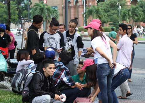 Bằng sự khéo léo, các nữ sinh đã lôi kéo được gần 100 bạn tham gia nhảy Gangnam Style ngay trung tâm quận 1 để lôi kéo khách mua hàng