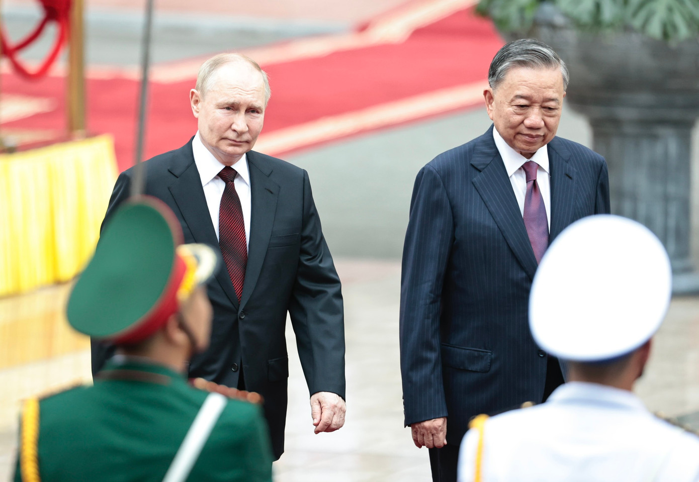 Chủ tịch nước Tô Lâm và Tổng thống Nga Vladimir Putin duyệt đội danh dự trong lễ đón cấp Nhà nước, ngày 20/6. (Ảnh: Như Ý) Chủ tịch nước Tô Lâm và Tổng thống Nga Vladimir Putin duyệt đội danh dự trong lễ đón cấp Nhà nước, ngày 20/6. (Ảnh: Như Ý)