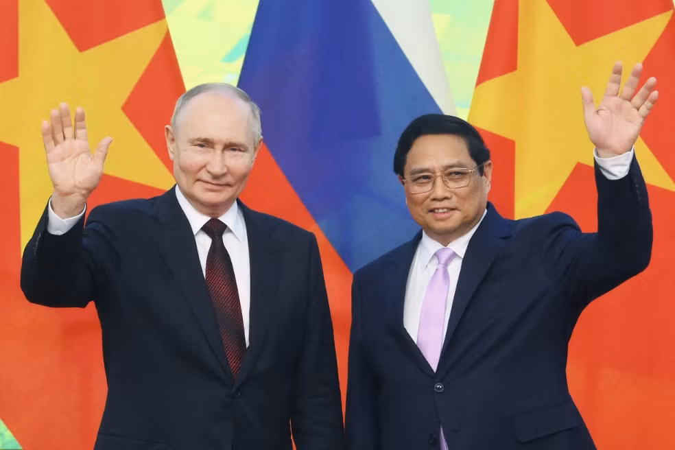 Tại Trụ sở Chính phủ, Thủ tướng Phạm Minh Chính hội kiến Tổng thống Liên bang Nga Vladimir Putin thăm cấp Nhà nước tới Việt Nam. Thủ tướng Phạm Minh Chính bày tỏ mong muốn hai bên phối hợp chặt chẽ, tạo xung lực mới cho hữu nghị truyền thống và hợp tác nhiều mặt, giải quyết kịp thời những khó khăn, vướng mắc để thúc đẩy hợp tác song phương trên các lĩnh vực, đặc biệt hợp tác kinh tế-thương mại, đầu tư và hội nhập quốc tế ngày càng đi vào chiều sâu và hiệu quả, góp phần làm sâu sắc khuôn khổ Đối tác chiến lược toàn diện hai nước. Tại Trụ sở Chính phủ, Thủ tướng Phạm Minh Chính hội kiến Tổng thống Liên bang Nga Vladimir Putin thăm cấp Nhà nước tới Việt Nam. Thủ tướng Phạm Minh Chính bày tỏ mong muốn hai bên phối hợp chặt chẽ, tạo xung lực mới cho hữu nghị truyền thống và hợp tác nhiều mặt, giải quyết kịp thời những khó khăn, vướng mắc để thúc đẩy hợp tác song phương trên các lĩnh vực, đặc biệt hợp tác kinh tế-thương mại, đầu tư và hội nhập quốc tế ngày càng đi vào chiều sâu và hiệu quả, góp phần làm sâu sắc khuôn khổ Đối tác chiến lược toàn diện hai nước.