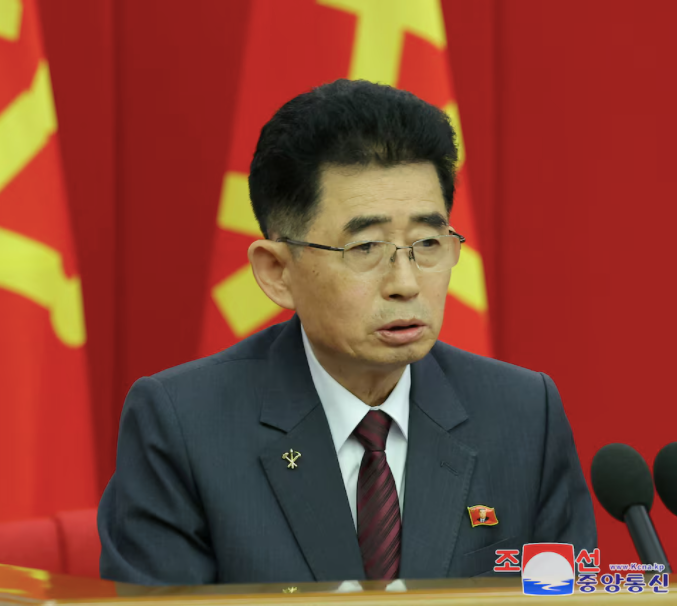 Một quan chức Triều Tiên đeo huy hiệu chân dung nhà lãnh đạo Kim Jong Un. (Ảnh: KCNA) Một quan chức Triều Tiên đeo huy hiệu chân dung nhà lãnh đạo Kim Jong Un. (Ảnh: KCNA)