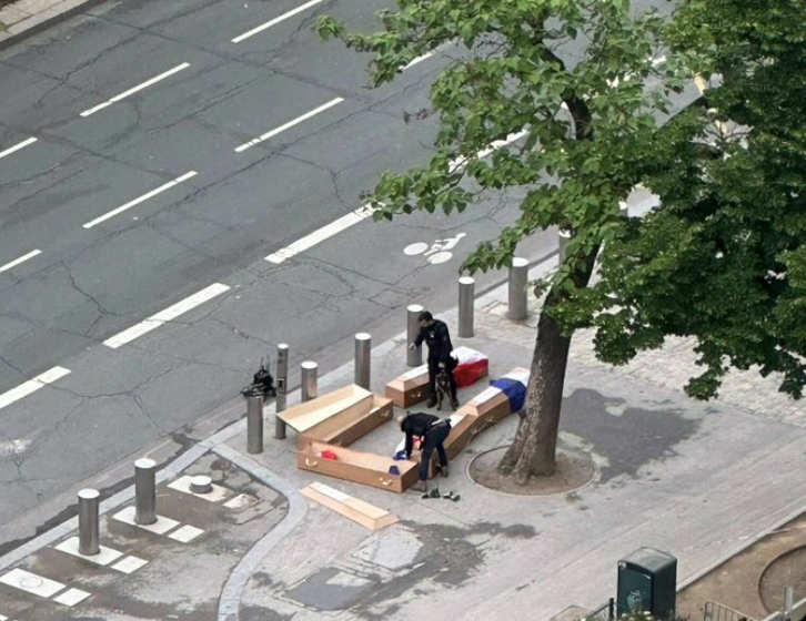 Những chiếc quan tài phủ cờ Pháp bị đưa đến đặt ở khu vực Tháp Eiffel. (Ảnh: Guardian