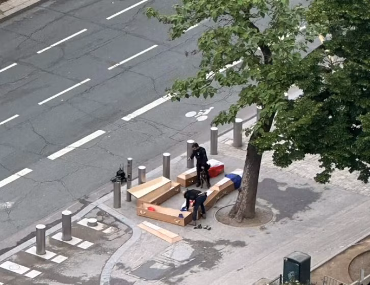 Những chiếc quan tài phủ cờ Pháp bị đưa đến đặt ở khu vực Tháp Eiffel. (Ảnh: Guardian