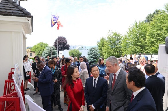 Thứ trưởng Nguyễn Minh Hằng và Đại sứ Mai Phan Dũng trao đổi với Đại sứ Pháp tại Geneva. Ảnh: TTXVN)