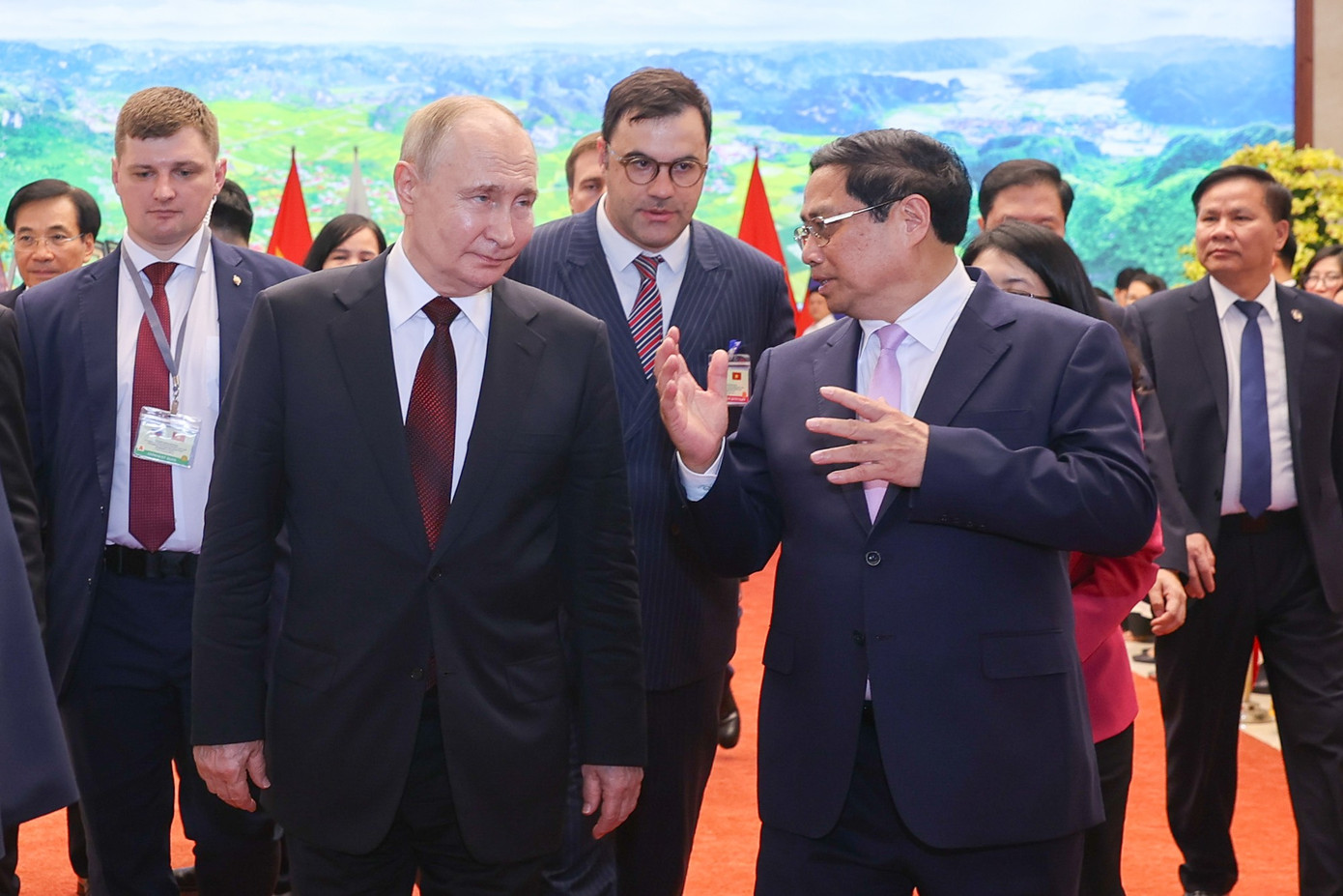 Thủ tướng Phạm Minh Chính trao đổi với Tổng thống Putin trong cuộc gặp ngày 20/6. (Ảnh: Như Ý) Thủ tướng Phạm Minh Chính trao đổi với Tổng thống Putin trong cuộc gặp ngày 20/6. (Ảnh: Như Ý)