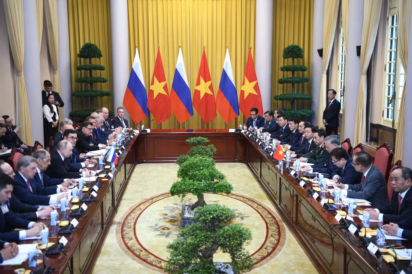 Tại cuộc Hội đàm với Tổng thống Nga Putin diễn ra ở Phủ Chủ tịch, Chủ tịch nước Tô Lâm khẳng định, nhân dân Việt Nam luôn trân trọng sự ủng hộ, giúp đỡ chí tình mà nhân dân Nga dành cho Việt Nam trong cuộc đấu tranh giành độc lập dân tộc, thống nhất đất nước trước đây và trong sự nghiệp xây dựng, bảo vệ Tổ quốc ngày nay. Triển khai đường lối đối ngoại độc lập, tự chủ, hòa bình, hữu nghị, hợp tác, Việt Nam coi Nga là một trong những đối tác quan trọng hàng đầu, mong muốn làm sâu sắc hơn quan hệ Đối tác chiến lược toàn diện giữa Việt Nam và Liên bang Nga, vì lợi ích của nhân dân hai nước, vì hòa bình, hợp tác và phát triển ở khu vực và trên thế giới. Tại cuộc Hội đàm với Tổng thống Nga Putin diễn ra ở Phủ Chủ tịch, Chủ tịch nước Tô Lâm khẳng định, nhân dân Việt Nam luôn trân trọng sự ủng hộ, giúp đỡ chí tình mà nhân dân Nga dành cho Việt Nam trong cuộc đấu tranh giành độc lập dân tộc, thống nhất đất nước trước đây và trong sự nghiệp xây dựng, bảo vệ Tổ quốc ngày nay. Triển khai đường lối đối ngoại độc lập, tự chủ, hòa bình, hữu nghị, hợp tác, Việt Nam coi Nga là một trong những đối tác quan trọng hàng đầu, mong muốn làm sâu sắc hơn quan hệ Đối tác chiến lược toàn diện giữa Việt Nam và Liên bang Nga, vì lợi ích của nhân dân hai nước, vì hòa bình, hợp tác và phát triển ở khu vực và trên thế giới.