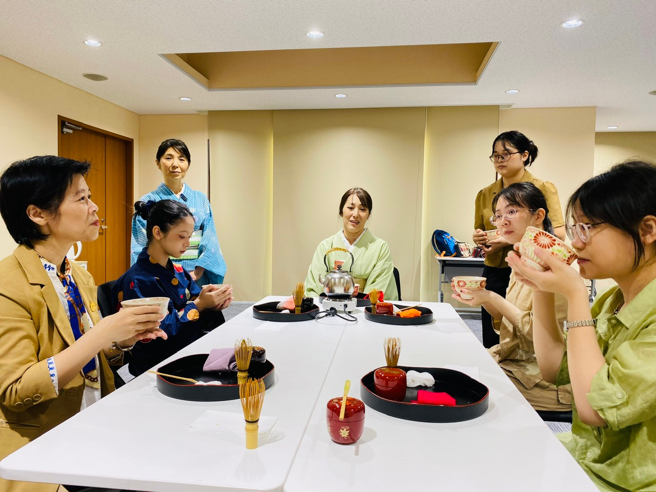 Một buổi hướng dẫn trà đạo được tổ chức tại Đại sứ quán Nhật Bản trong tháng 6 này. (Ảnh: Thu Loan)