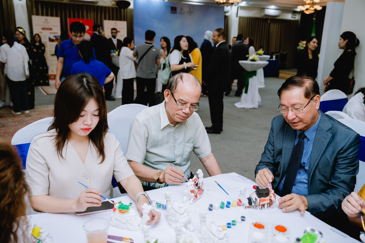 Các khách mời trải nghiệm với sản phẩm tượng lạc đà. (Ảnh: ĐSQ Ả-rập Xê-út)