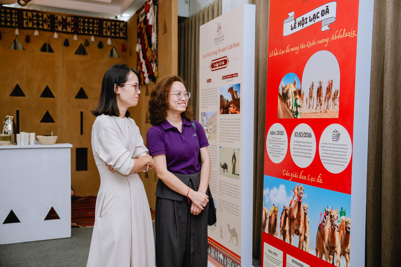 Khách mời tại sự kiện tìm hiểu thông tin về lạc đà. (Ảnh: ĐSQ Ả-rập Xê-út)