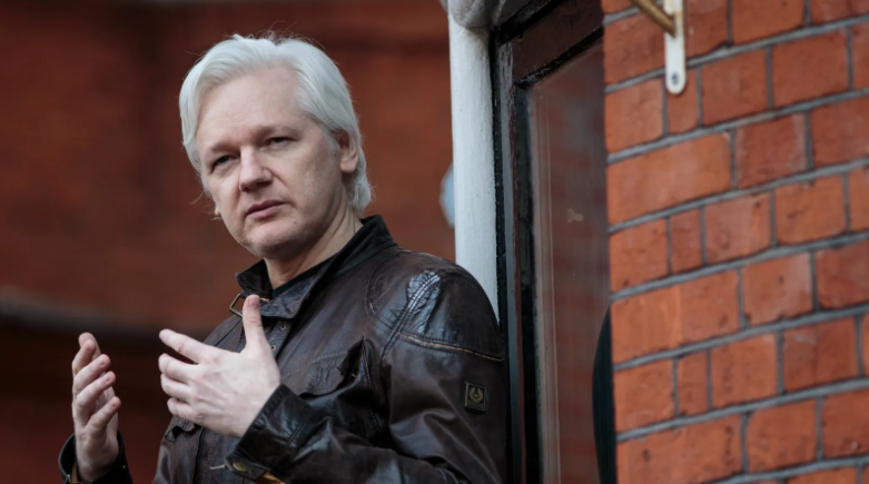 Julian Assange phát biểu với báo chí từ ban công Đại sứ quán Ecuador ở London năm 2017. (Ảnh: Getty) Julian Assange phát biểu với báo chí từ ban công Đại sứ quán Ecuador ở London năm 2017. (Ảnh: Getty)