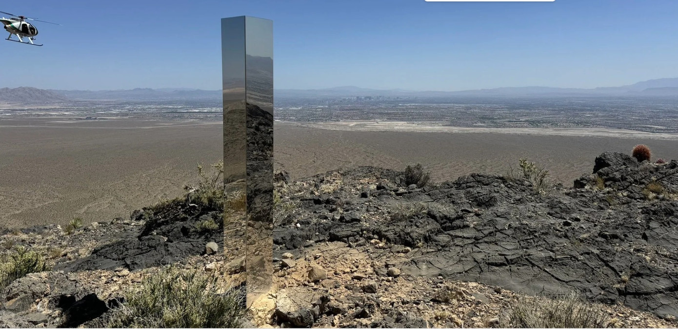 Khối đá ở Las Vegas trước khi bị dỡ bỏ. (Ảnh: CNN) Khối đá ở Las Vegas trước khi bị dỡ bỏ. (Ảnh: CNN)