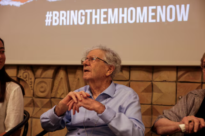 Cựu chánh án Tòa án Tối cao Israel Aharon Barak tại cuộc họp báo cùng một số gia đình con tin ở Tel Aviv ngày 3/11/2023. (Ảnh: Reuters) Cựu chánh án Tòa án Tối cao Israel Aharon Barak tại cuộc họp báo cùng một số gia đình con tin ở Tel Aviv ngày 3/11/2023. (Ảnh: Reuters)