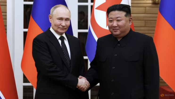 Tổng thống Nga Vladimir Putin và Chủ tịch Triều Tiên Kim Jong Un trong cuộc gặp ngày 19/6. (Ảnh: Reuters) Tổng thống Nga Vladimir Putin và Chủ tịch Triều Tiên Kim Jong Un trong cuộc gặp ngày 19/6. (Ảnh: Reuters)