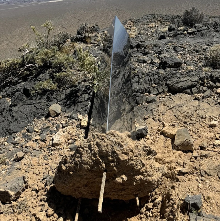 Khối đá sau khi bị nhổ lên. (Ảnh: CNN) Khối đá sau khi bị nhổ lên. (Ảnh: CNN)