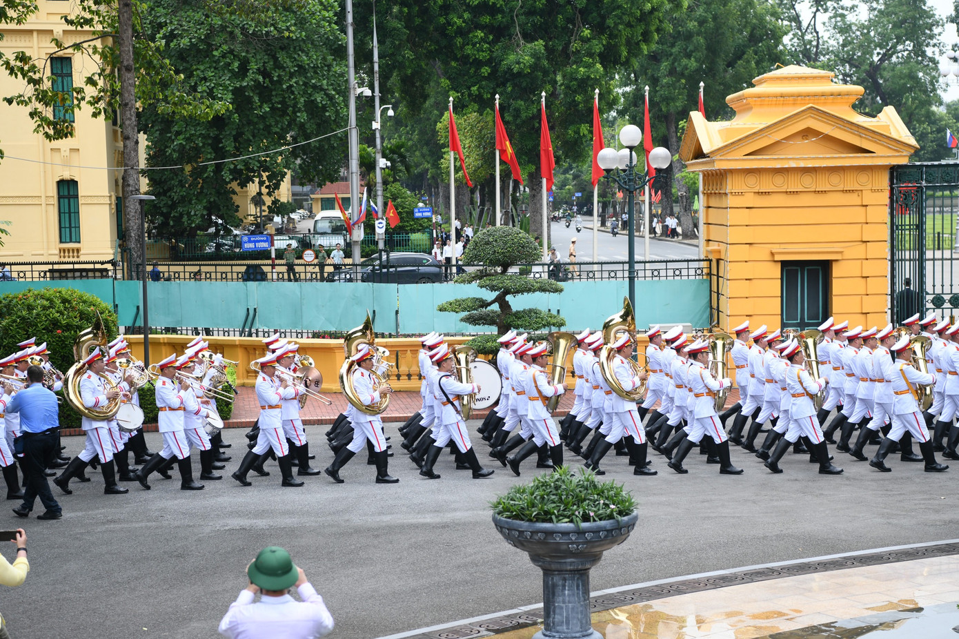 Đội danh dự tiến vào Phủ Chủ tịch để cử hành lễ đón cấp Nhà nước. (Ảnh: Như Ý) Đội danh dự tiến vào Phủ Chủ tịch để cử hành lễ đón cấp Nhà nước. (Ảnh: Như Ý)