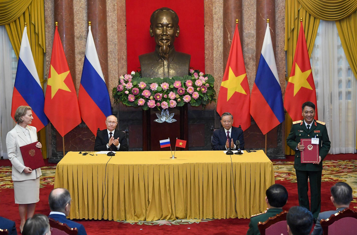 Chủ tịch nước Tô Lâm và Tổng thống Nga Vladimir Putin chứng kiến lễ trao các văn kiện hợp tác song phương. (Ảnh: Như Ý)