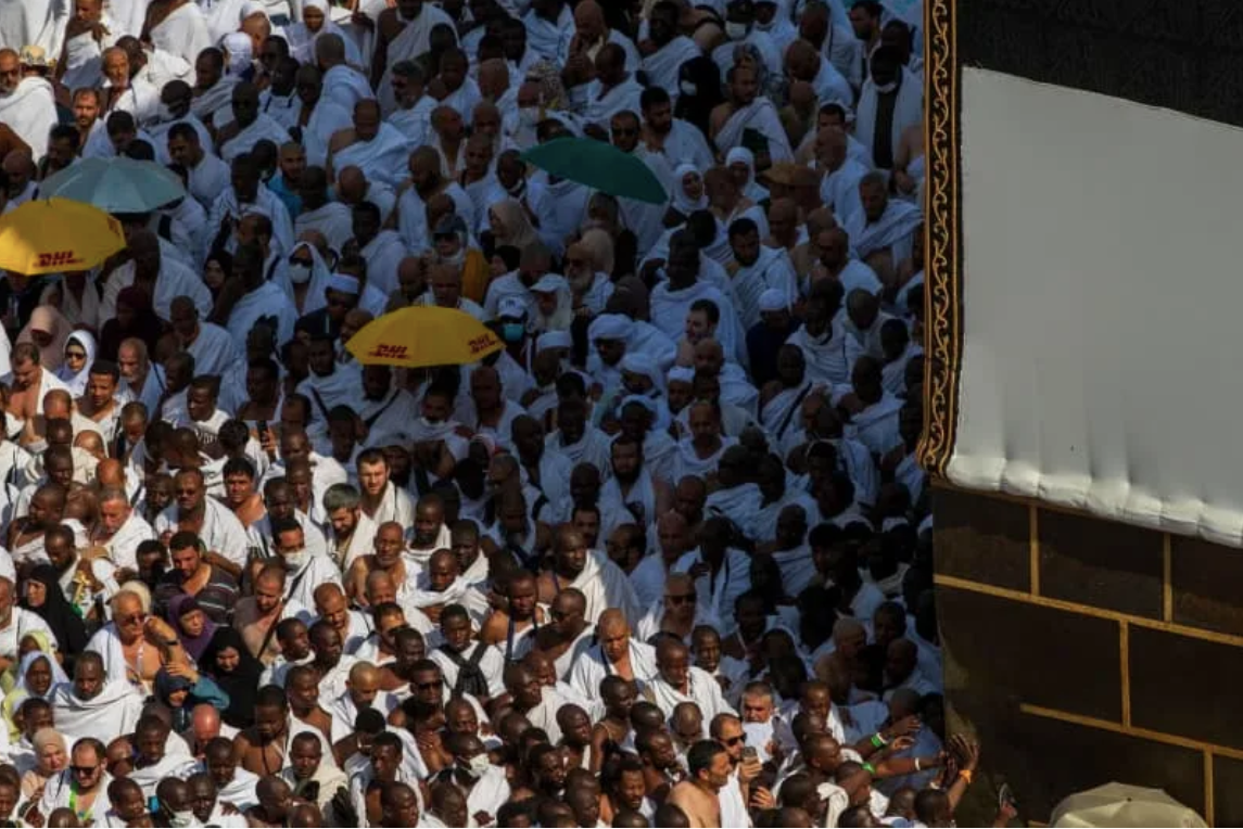 Hàng triệu người đi quanh cây cột đá để thực hiện nghi thức cuối cùng. (Ảnh: dpa)