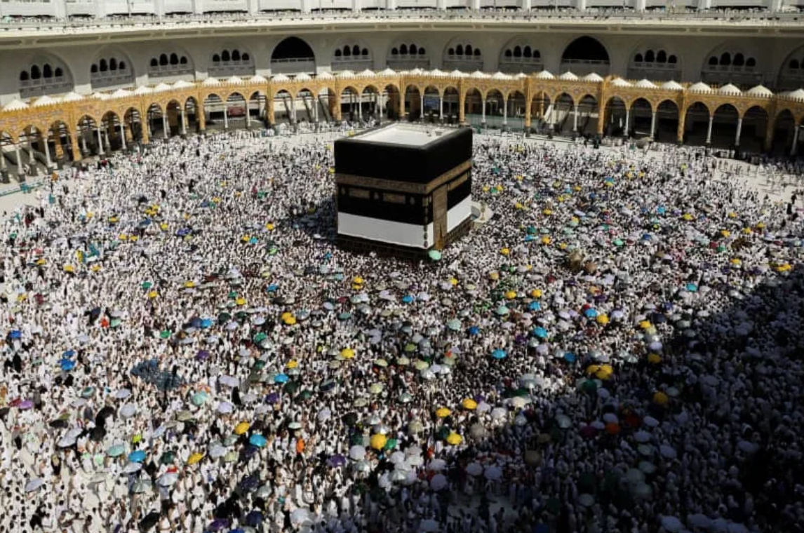 Những người hành hương Hồi giáo đi vòng quanh Kaaba, ngôi đền linh thiêng nhất của đạo Hồi, tại Đại thánh đường ở thánh địa Mecca, trong cuộc hành hương Hajj. (Ảnh: dpa)