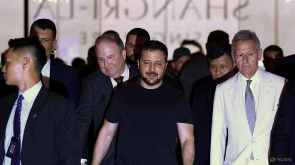 Tổng thống Ukraine Volodymir Zelensky đến Singapore tối 1/6. (Ảnh: Reuters)