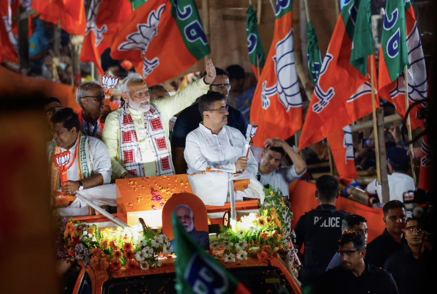 Thủ tướng Ấn Độ Narendra Modi vẫy tay chào những người ủng hộ ông trong khi thực hiện cuộc vận động ở Kolkata ngày 28/5. (Ảnh: Reuters) Thủ tướng Ấn Độ Narendra Modi vẫy tay chào những người ủng hộ ông trong khi thực hiện cuộc vận động ở Kolkata ngày 28/5. (Ảnh: Reuters)