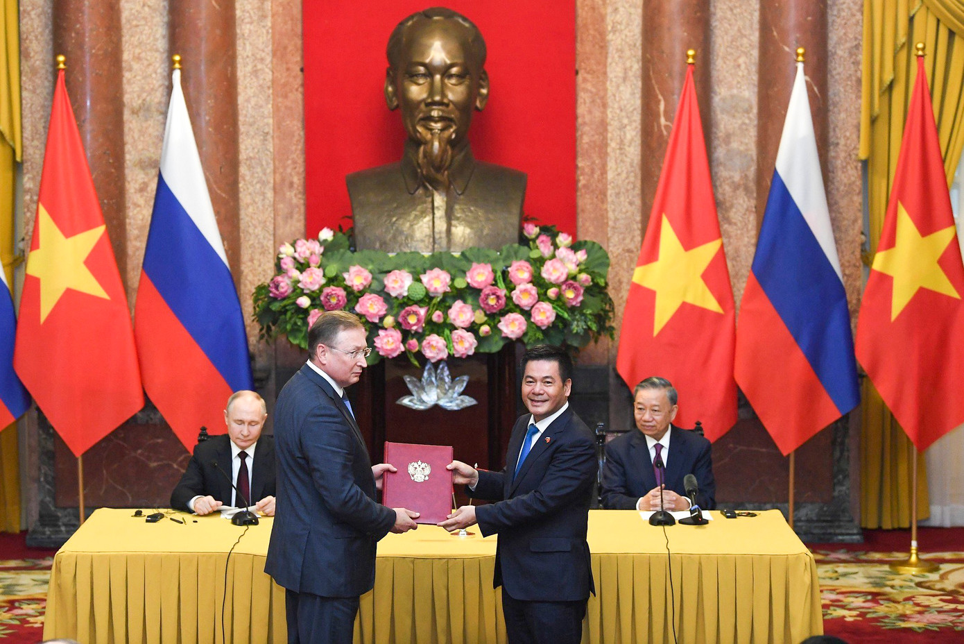 Việt Nam và Liên bang Nga ký 11 thỏa thuận nhân chuyến thăm của Tổng thống Putin. (Ảnh: Như Ý)