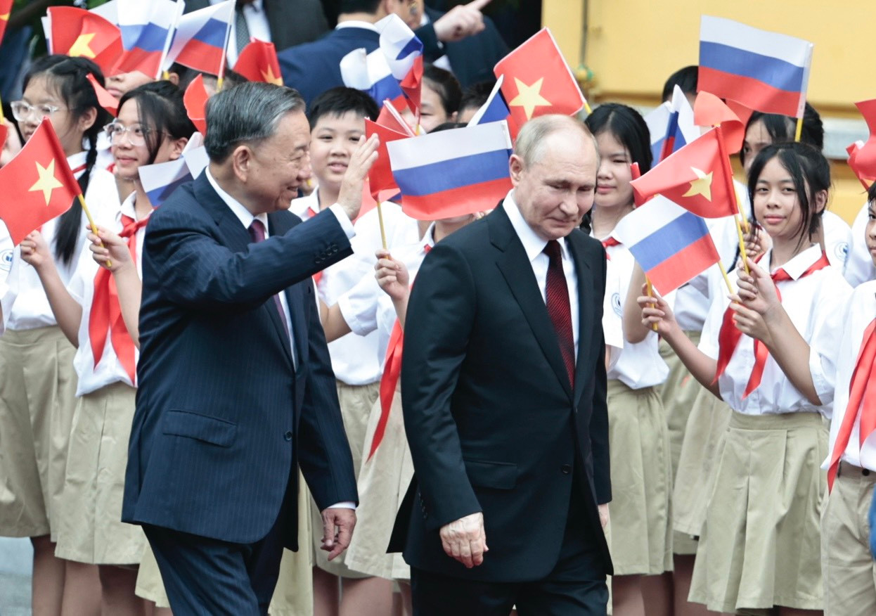 Chủ tịch nước Tô Lâm và Tổng thống Nga Putin vẫy chào các em thiếu nhi Hà Nội trong lễ đón, ngày 20/6. (Ảnh: Như Ý)