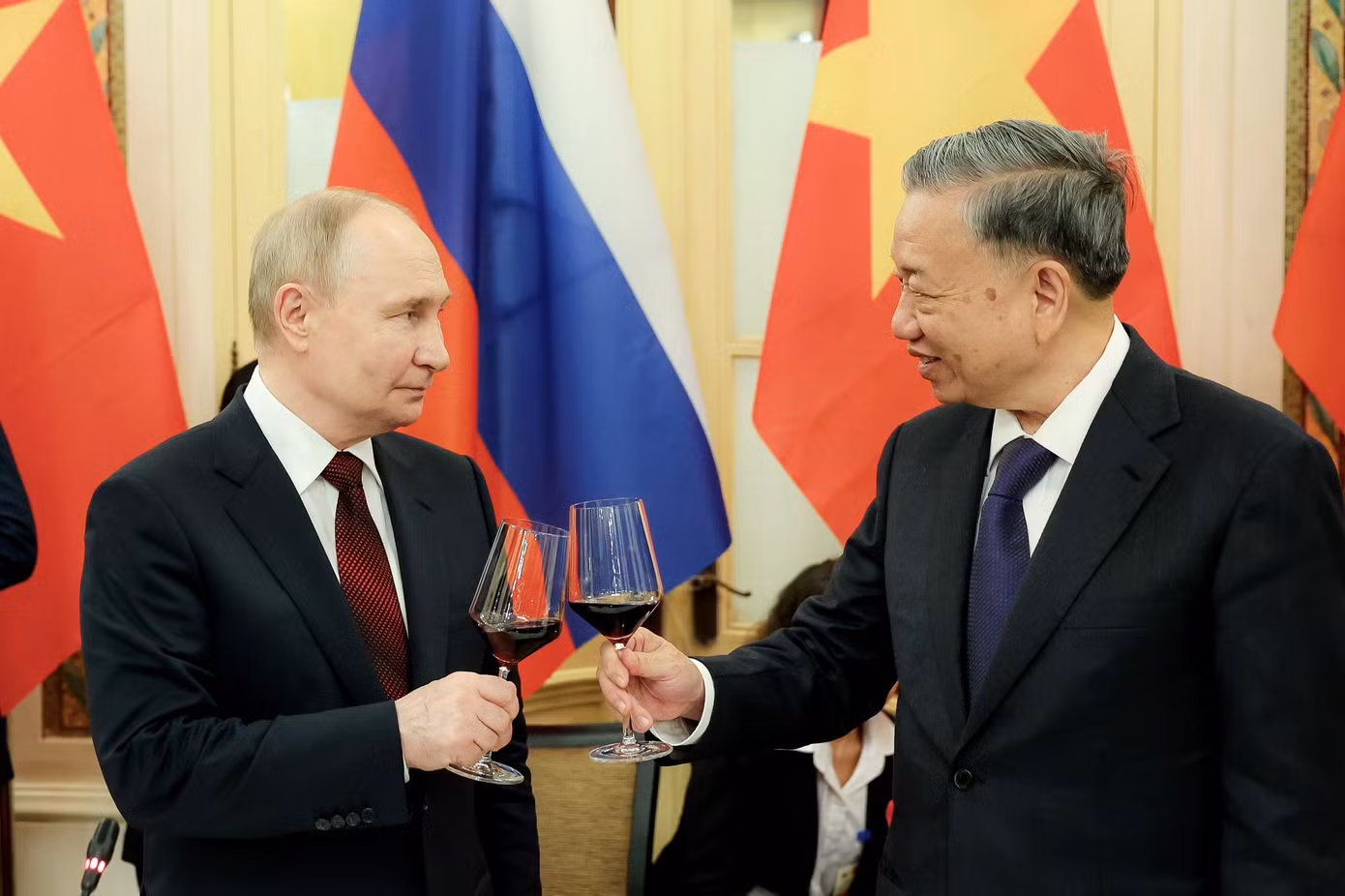 Tổng thống Nga Putin rời Hà Nội, kết thúc chuyến thăm cấp Nhà nước đến Việt Nam ảnh 24 Tổng thống Nga Putin rời Hà Nội, kết thúc chuyến thăm cấp Nhà nước đến Việt Nam ảnh 24