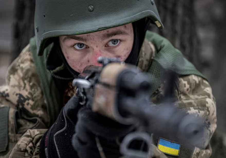 Một tình nguyện viên Ukraine ở Kiev ngày 9/1. (Ảnh: Reuters)