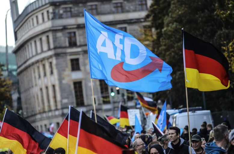 Người ủng hộ vẫy cờ của AfD ở Đức. (Ảnh: X) Người ủng hộ vẫy cờ của AfD ở Đức. (Ảnh: X)
