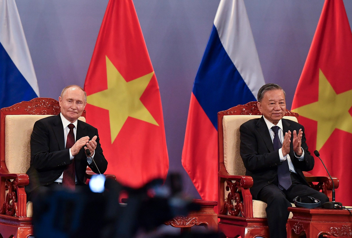 Chủ tịch nước Tô Lâm và Tổng thống Nga Putin tại cuộc gặp gỡ. (Ảnh: Nhật Minh) Chủ tịch nước Tô Lâm và Tổng thống Nga Putin tại cuộc gặp gỡ. (Ảnh: Nhật Minh)