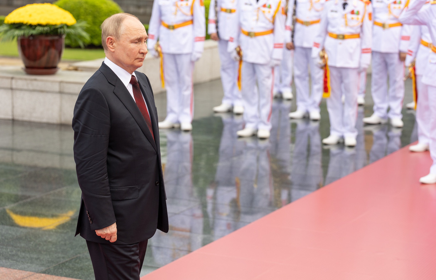 Tổng thống Nga Vladimir Putin viếng Đài tưởng niệm các Anh hùng liệt sĩ. (Ảnh: Nhật Minh) Tổng thống Nga Vladimir Putin viếng Đài tưởng niệm các Anh hùng liệt sĩ. (Ảnh: Nhật Minh)