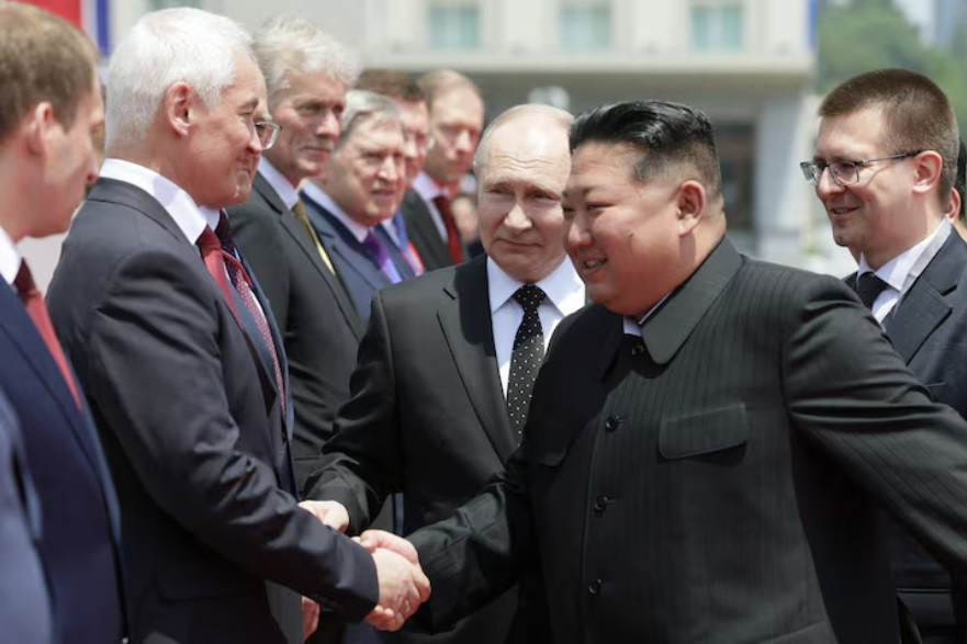 Tổng thống Nga Vladimir Putin giới thiệu các quan chức Nga với Chủ tịch Triều Tiên Kim Jong Un trong lễ đón ngày 19/6. (Ảnh: Reuters)