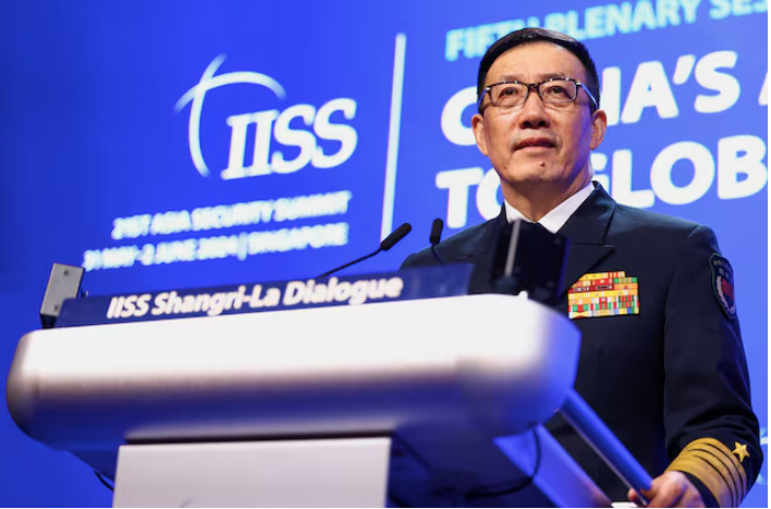 Bộ trưởng Quốc phòng Trung Quốc phát biểu tại Đối thoại Shangri-La, ngày 2/6. (Ảnh: Reuters)