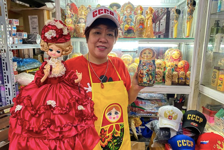 Bà Nguyễn Thị Hồng Vân, 55 tuổi, từng sống và làm việc ở Nga 20 năm, nay bán đồ lưu niệm tại cửa hàng ở Hà Nội. (Ảnh: Reuters)