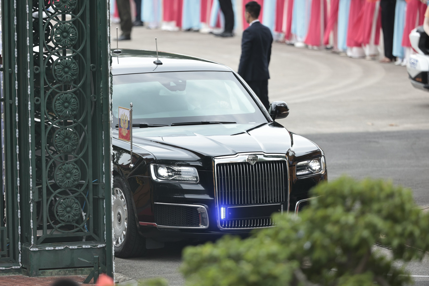 Chiếc siêu xe Aurus Senat đưa Tổng thống Putin tiến vào Phủ Chủ tịch. (Ảnh: Như Ý) Chiếc siêu xe Aurus Senat đưa Tổng thống Putin tiến vào Phủ Chủ tịch. (Ảnh: Như Ý)