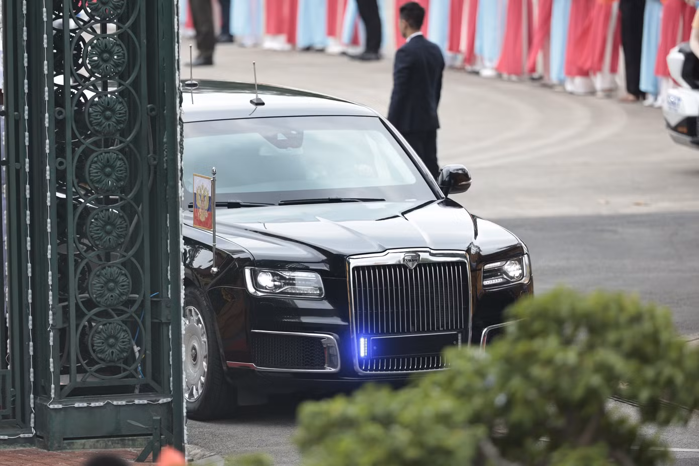 Chiếc siêu xe Aurus Senat đưa Tổng thống Putin tiến vào Phủ Chủ tịch. (Ảnh: Như Ý)