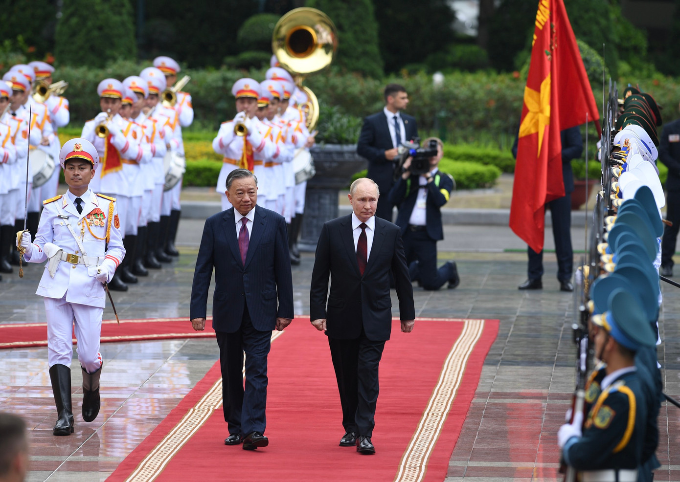 Chủ tịch nước Tô Lâm và Tổng thống Nga Putin duyệt đội danh dự trong lễ đón ngày 20/6. (Ảnh: Như Ý)