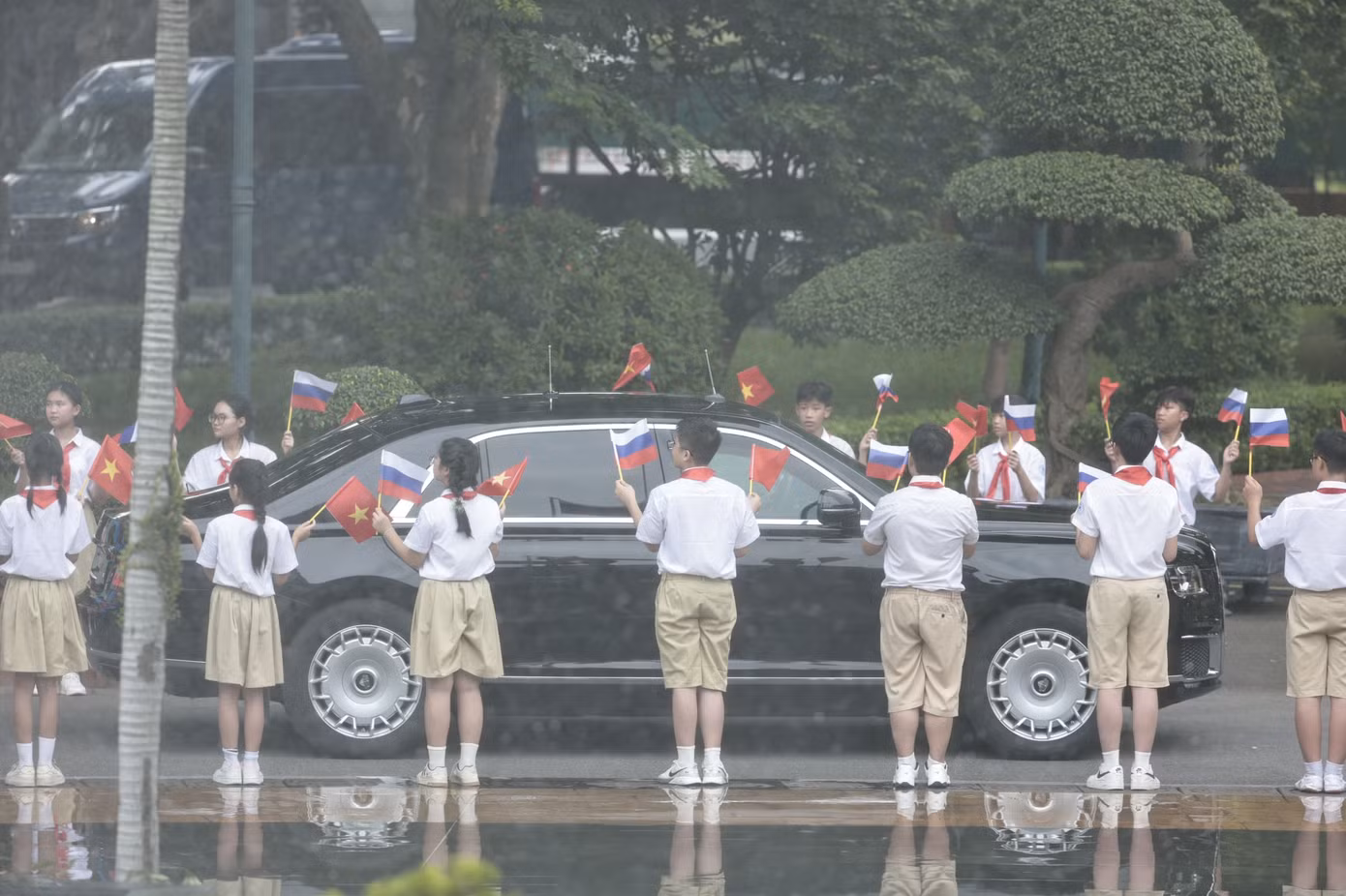Chiếc siêu xe Aurus Senat đưa Tổng thống Putin tiến vào Phủ Chủ tịch. (Ảnh: Như Ý)