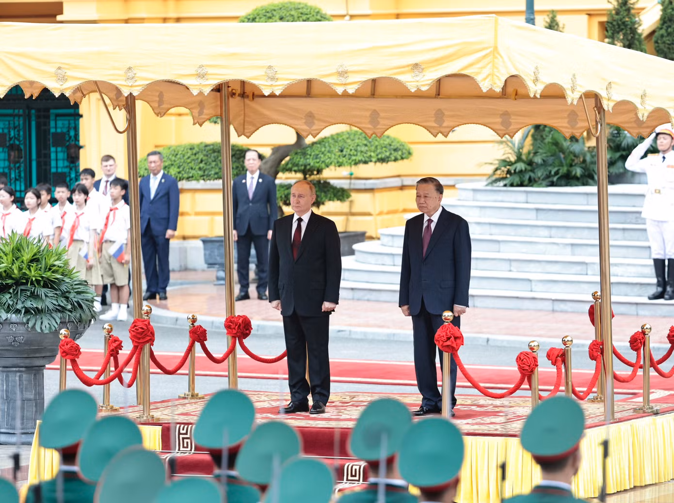 Chủ tịch nước Tô Lâm và Tổng thống Nga Vladimir Putin trên bục danh dự. (Ảnh: Như Ý)