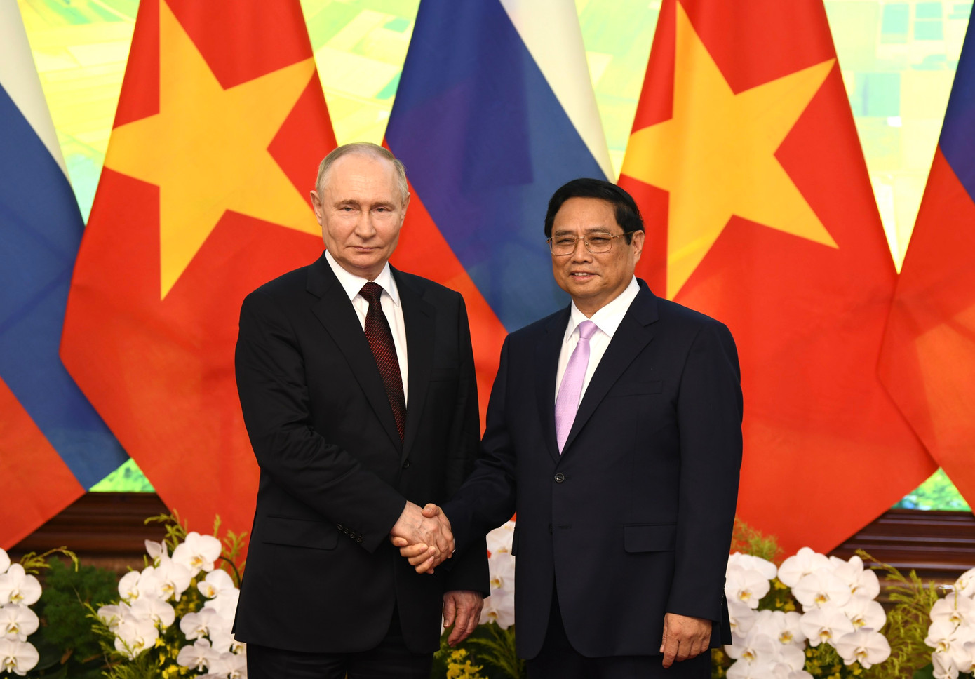 Thủ tướng Phạm Minh Chính và Tổng thống Putin chụp ảnh chung trước cuộc hội kiến. (Ảnh: Như Ý)