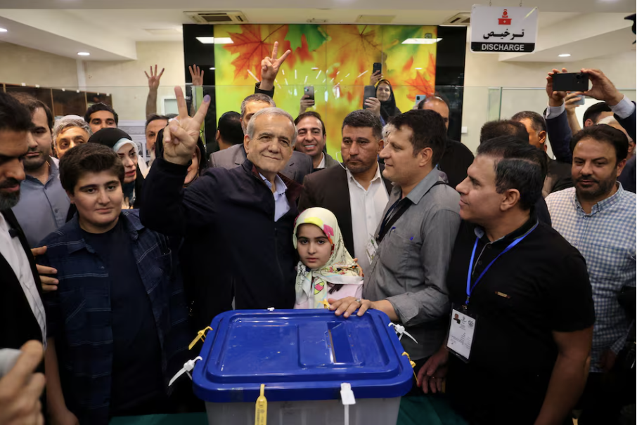 Ứng viên Masoud Pezeshkian đi bỏ phiếu ngày 28/6. (Ảnh: Reuters) Ứng viên Masoud Pezeshkian đi bỏ phiếu ngày 28/6. (Ảnh: Reuters)